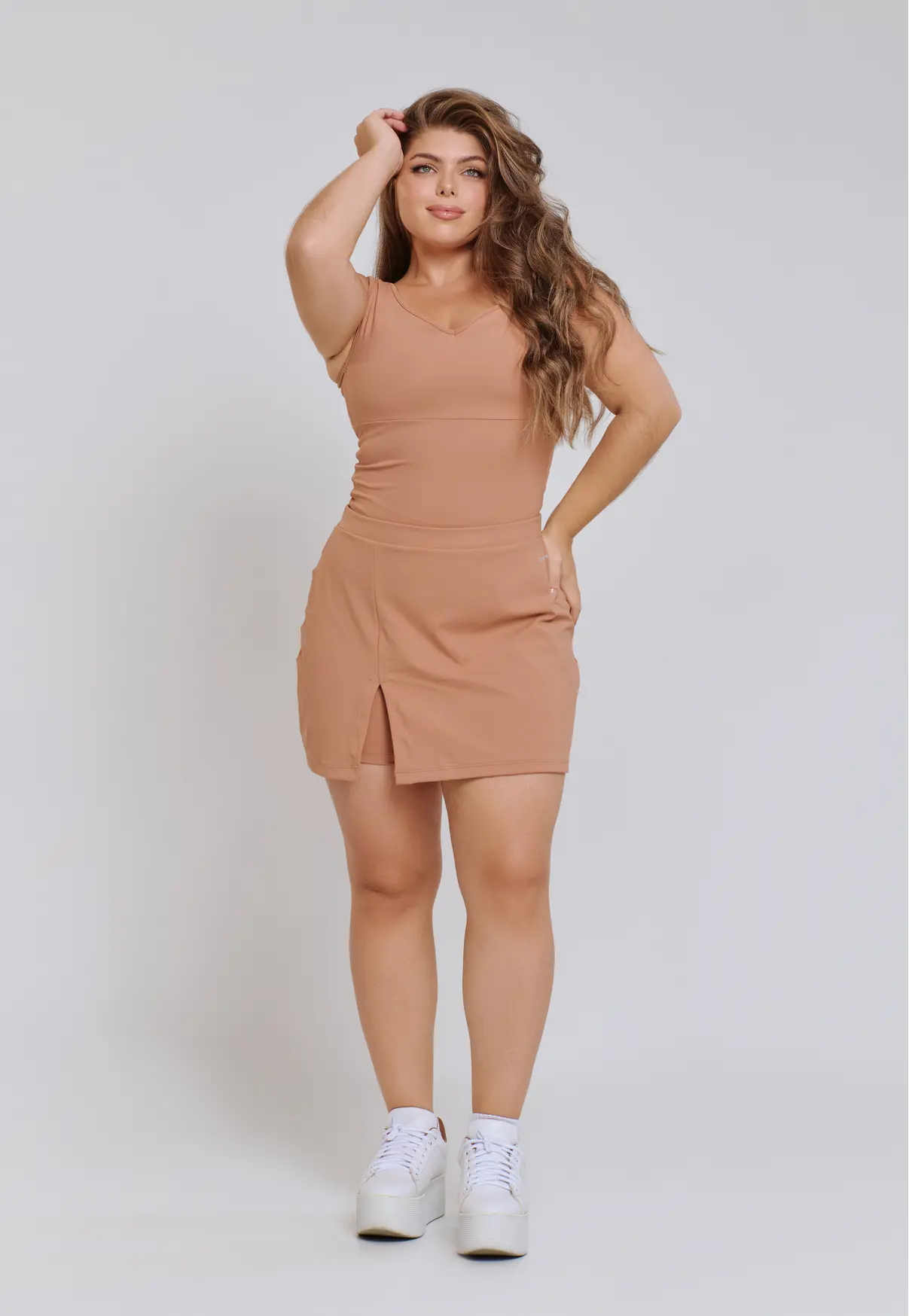 SHORT SAIA COM FENDA MINIMAL MACHIATO
