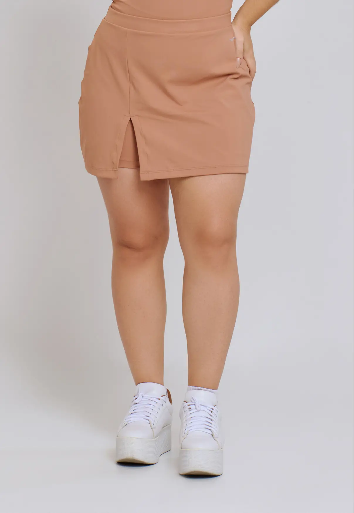 SHORT SAIA COM FENDA MINIMAL MACHIATO