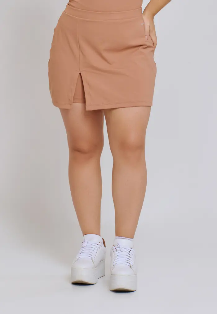 SHORT SAIA COM FENDA MINIMAL MACHIATO