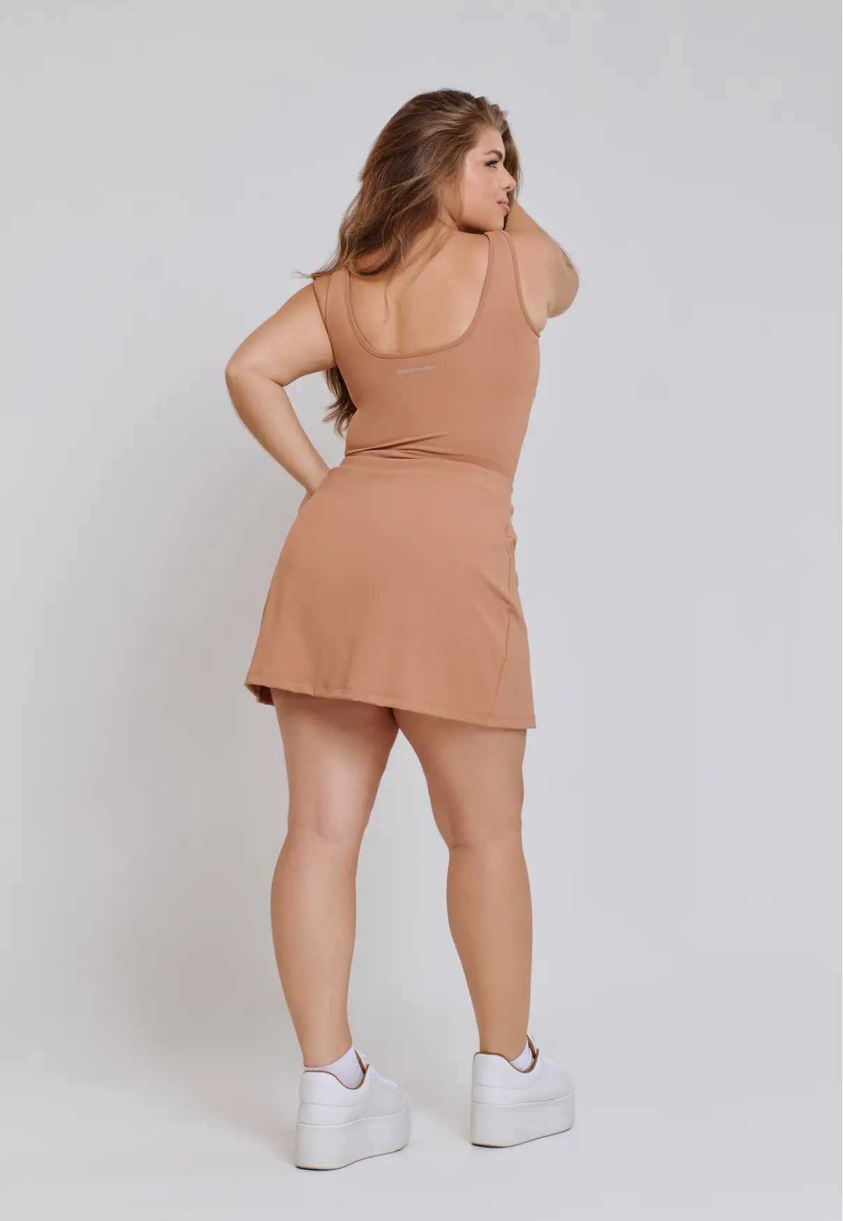SHORT SAIA COM FENDA MINIMAL MACHIATO