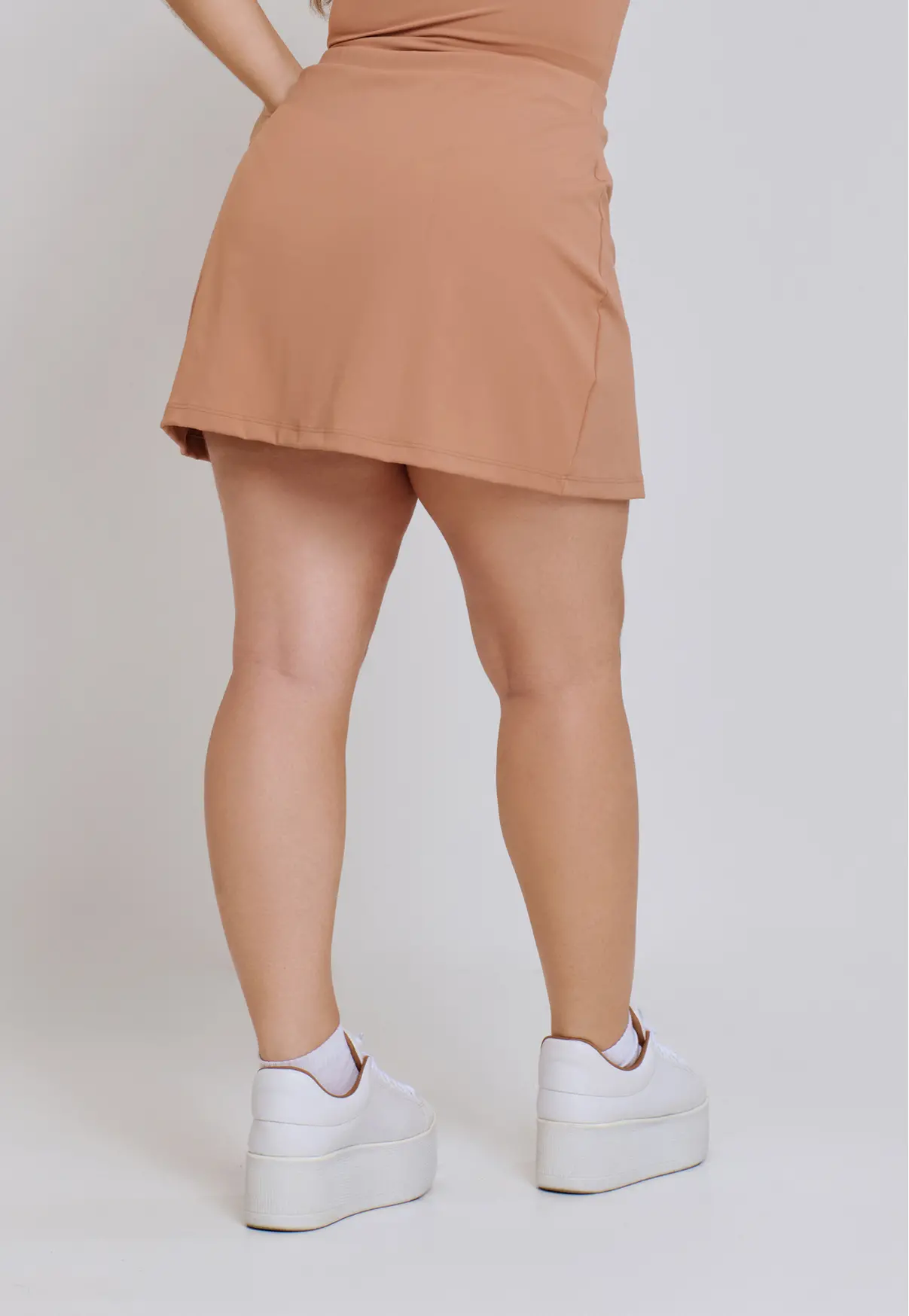 SHORT SAIA COM FENDA MINIMAL MACHIATO