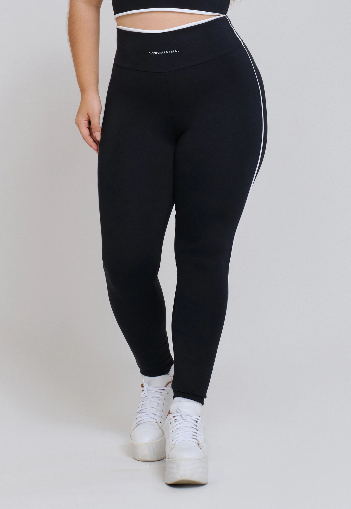 LEGGING BÁSICA COM VIVO NAS LATERAIS BORDA E CÓS POLIAMIDA PRETO