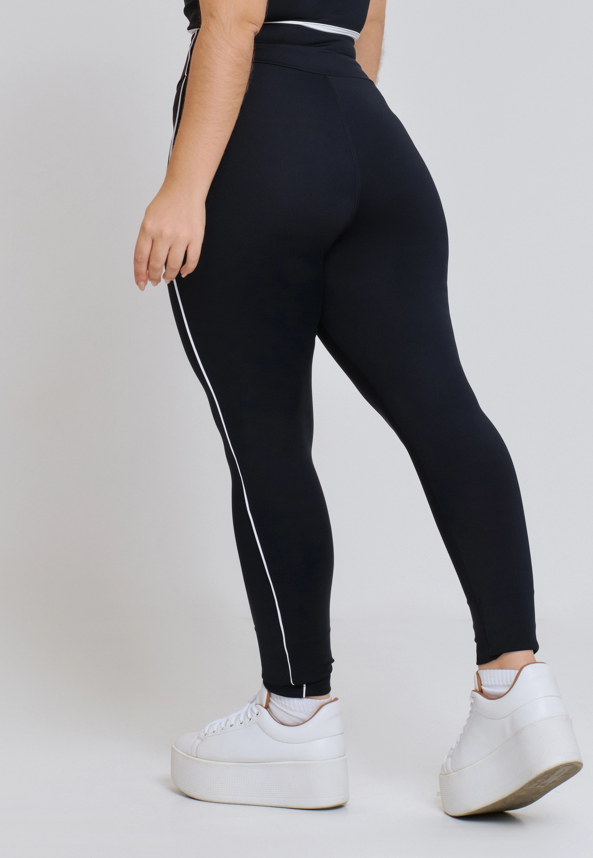 LEGGING BÁSICA COM VIVO NAS LATERAIS BORDA E CÓS POLIAMIDA PRETO