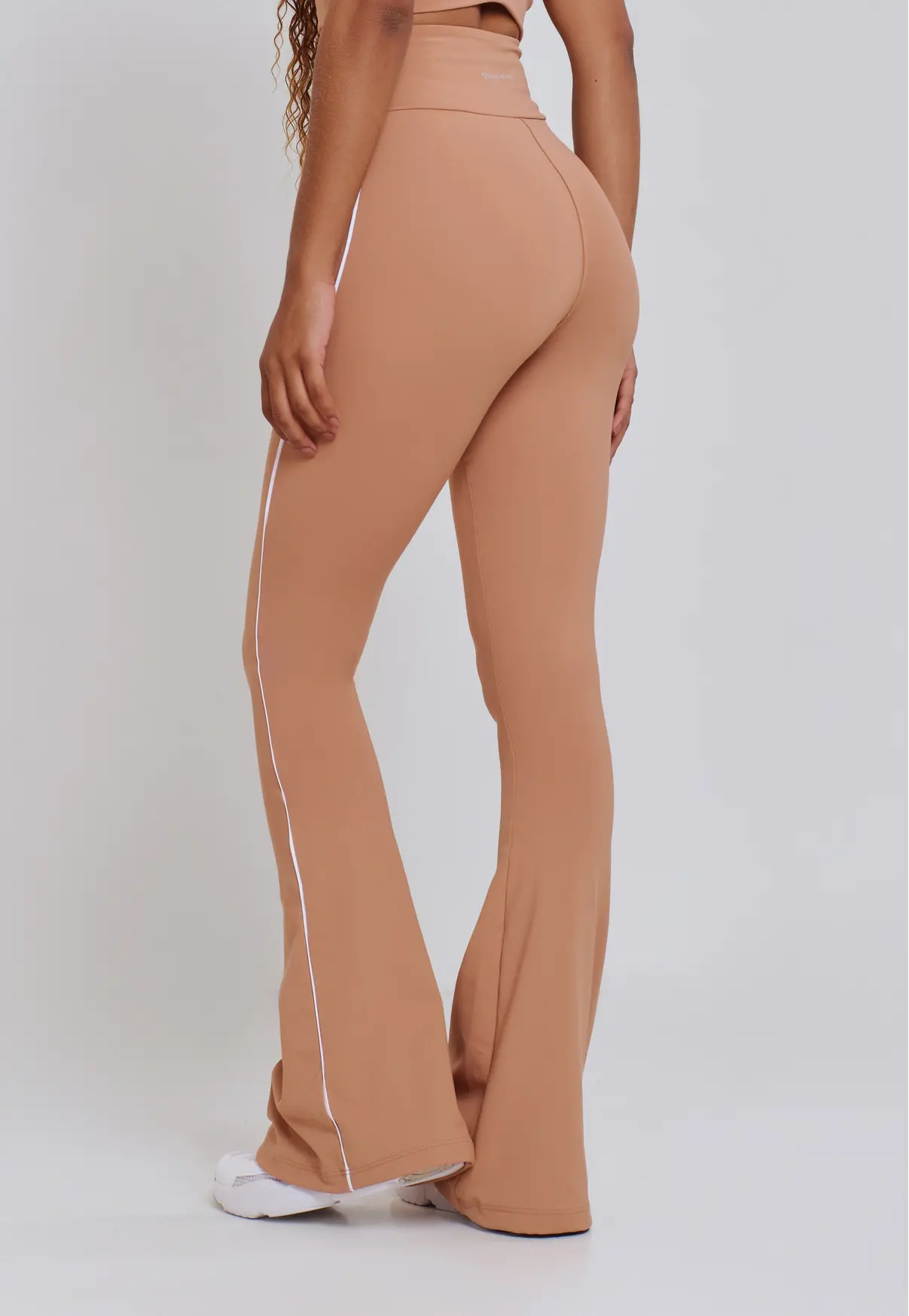 CALÇA FLARE VIVO NAS LATERAIS POLIAMIDA MACHIATO