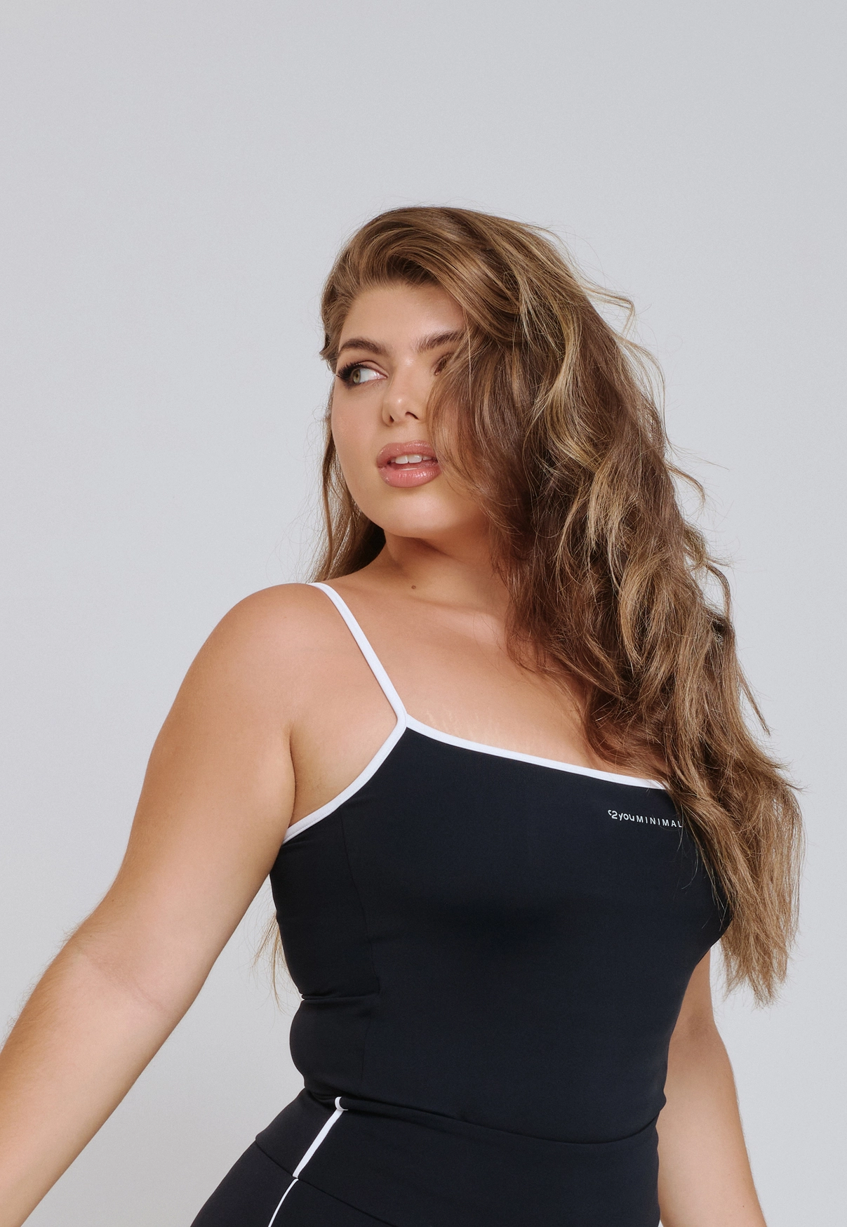 CAMISA DECOTE CANOA COM VIÉS PONTO DE LUZ POLIAMIDA PRETO