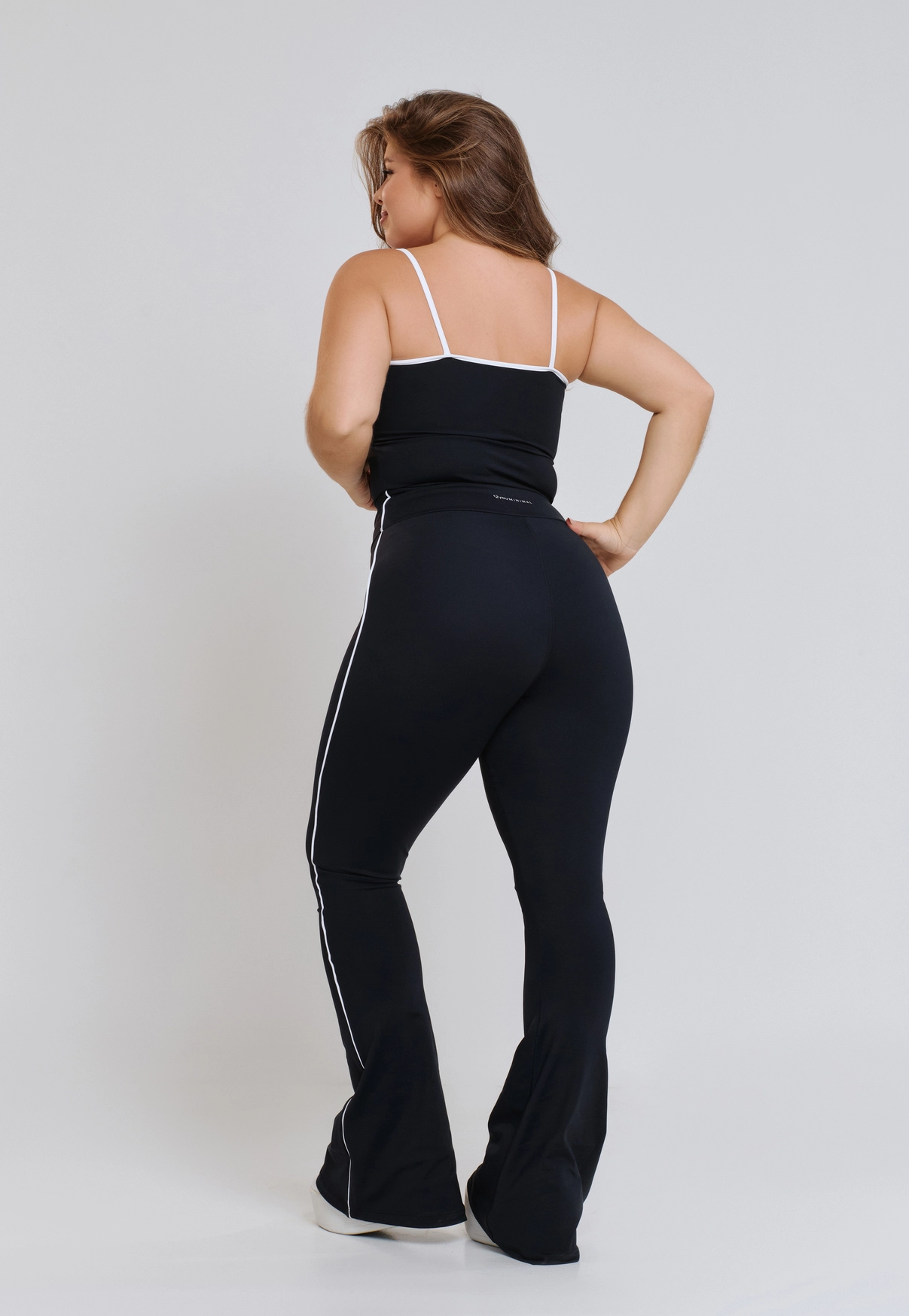 CAMISA DECOTE CANOA COM VIÉS PONTO DE LUZ POLIAMIDA PRETO