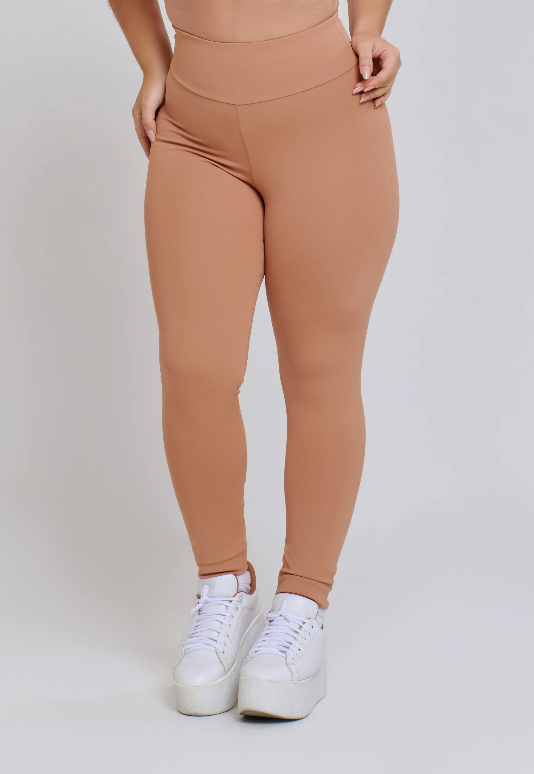 CALÇA LEGGING BÁSICA COM TACO NAS ENTREPERNAS MINIMAL MACHIATO